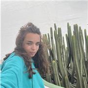 Soy una estudiante de Medicina de 3 curso. Hablo inglés fluido ya que viví dos años en Canadá. Puedo dar clases de inglés o Eso, bachiller